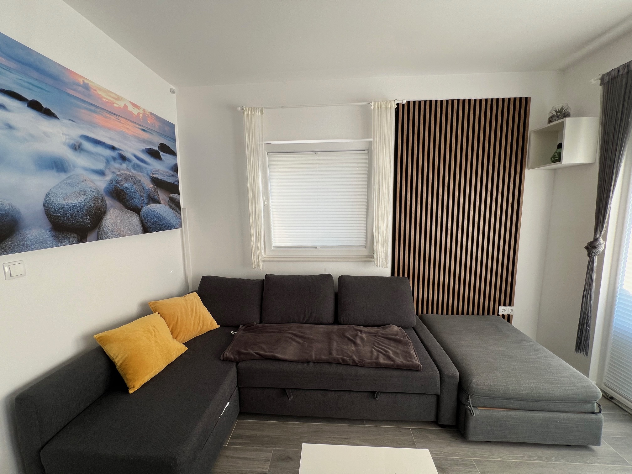 Modern nappali sarokkanapéval és tengerparti faliképpel - Vir sziget apartman