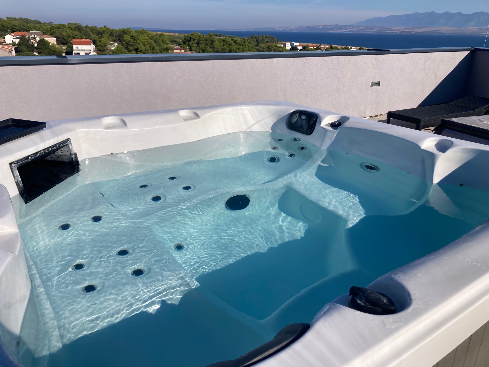 Jakuzzi a tetőteraszon tengeri panorámával