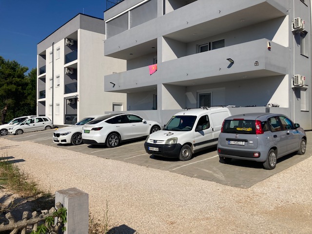 Modern apartmanház homlokzata